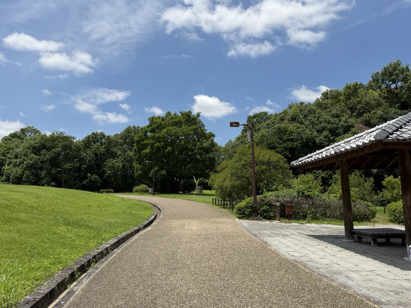碑へ続く園路
